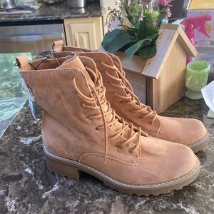 Universal Thread boots sz 10 NWT tan